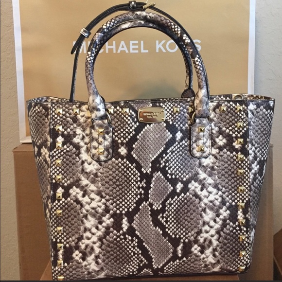 closing my closet MAY 2 2022. Everything must go. - Picture 5 of 7